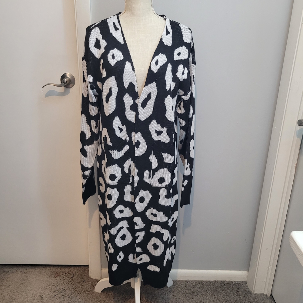 Elegant Black and White Patterned Cardigan